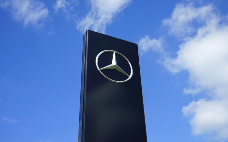 ý nghĩa màu bạc logo mercedes